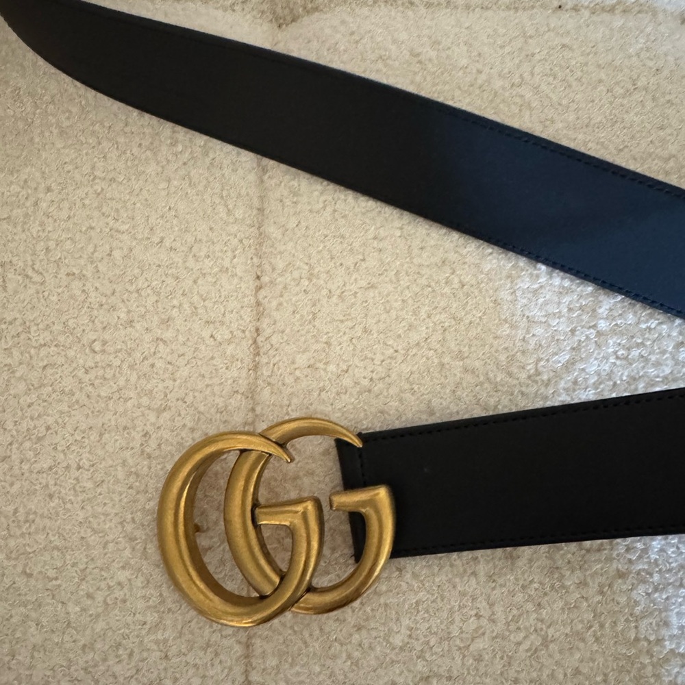 Gucci Black and Gold Leather Belt with Circular Buckle